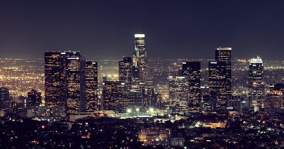 Ciudad de noche iluminada