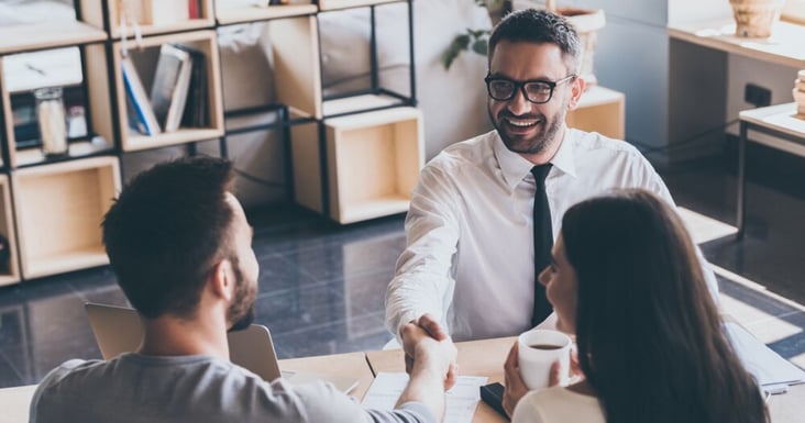 Pareja joven profesional firmando contrato para comprar su apartamento a experto del mercado inmobiliario