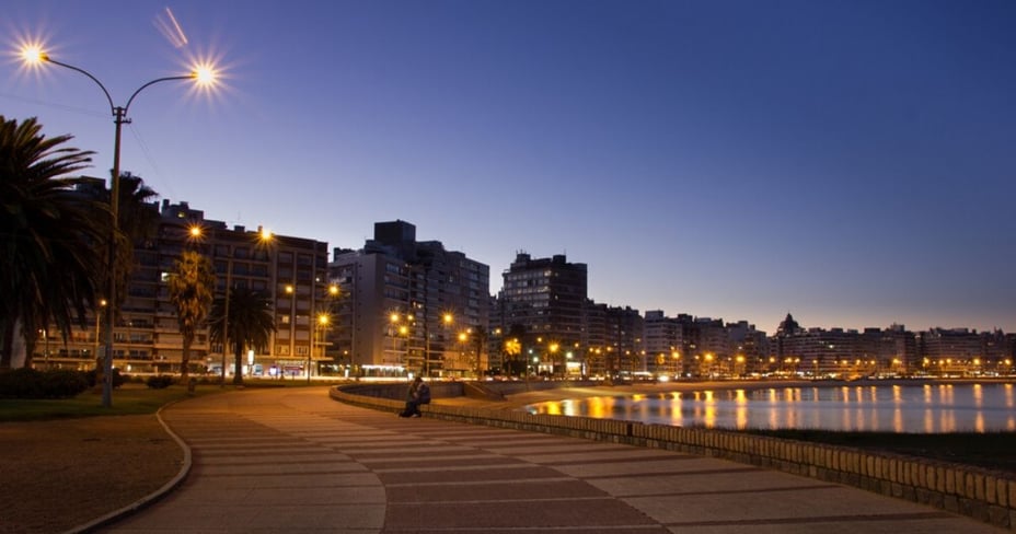 Rambla de Montevideo durante la noche, uno de los motivos para invertir en Uruguay