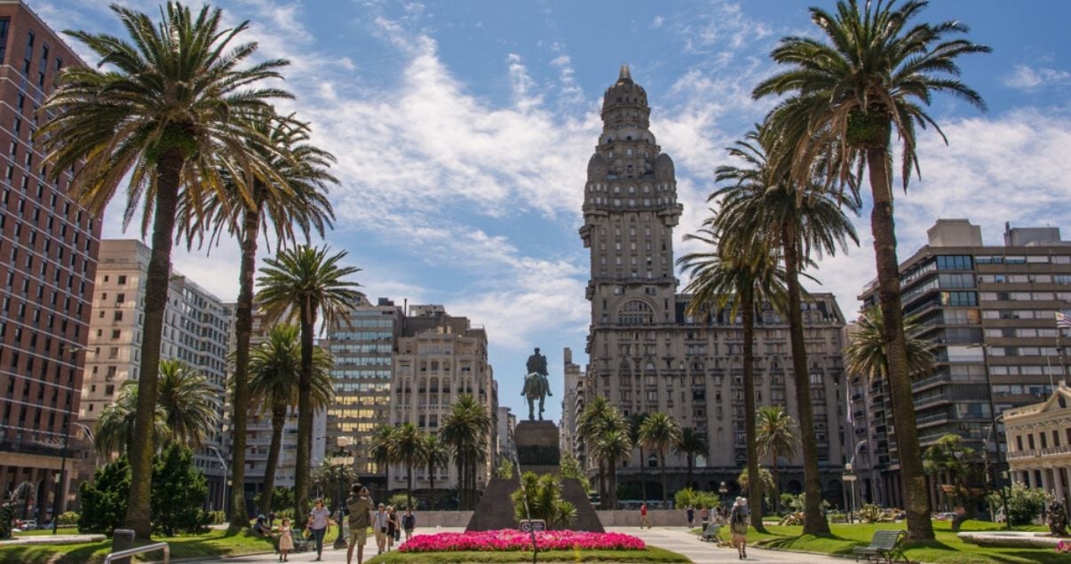 lugares para invertir en Uruguay, Independencia Square, Montevideo