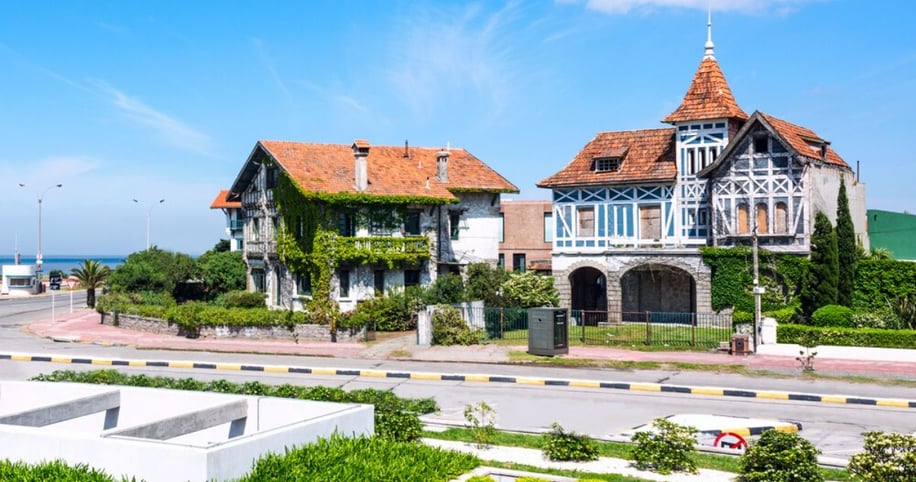 Casas atractivas en la avenida costera de la Rambla de Carrasco uno de los barrios de Montevideo