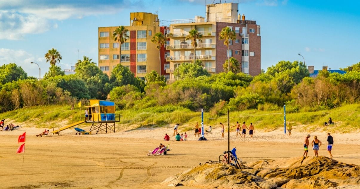 Paisaje escena de verano gente disfrutando en la playa de Malvin uno de los barrios de Montevideo