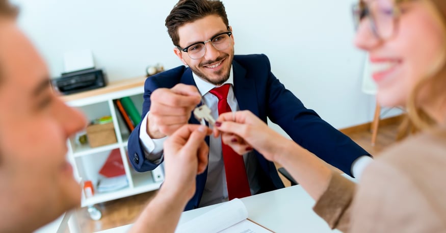 Pareja recibiendo llaves de la casa