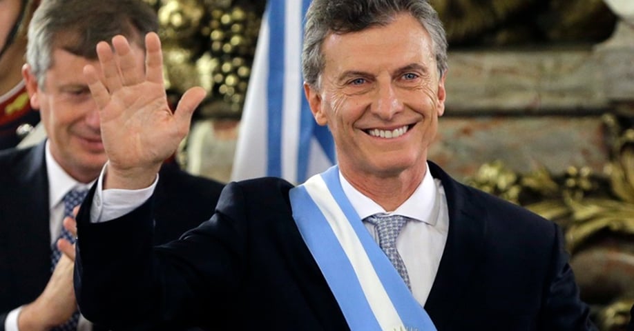 Macri saludando